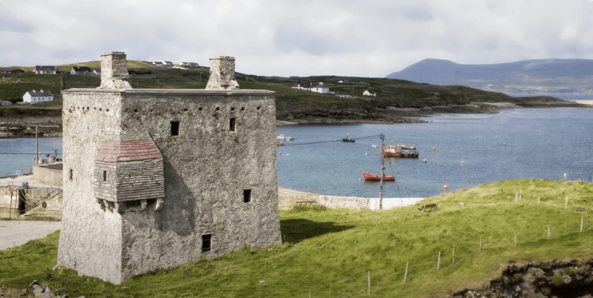 Top family attractions in Mayo - Clare Island.  Image sourcehttps://tinyurl.com/3sv9a5c6